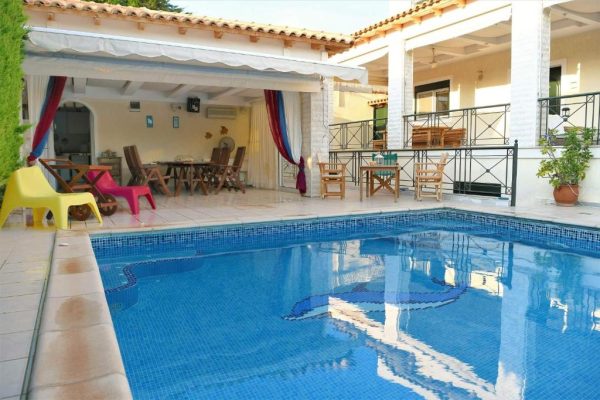 Villa 4_swimming pool and lounge