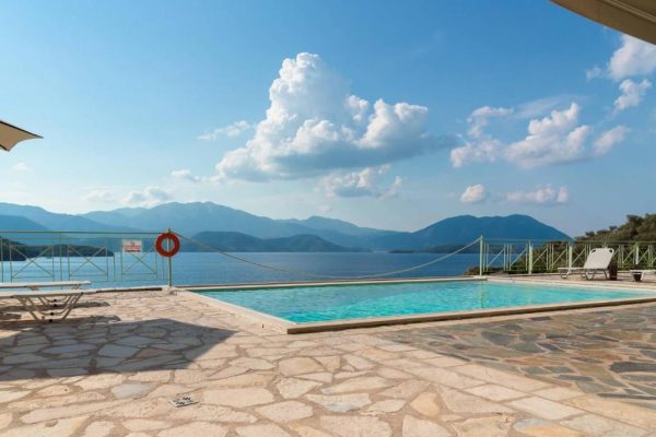 Villa 5_swimming pool with overview