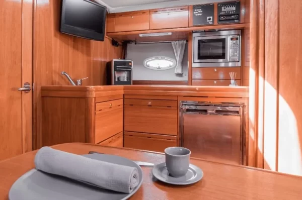 Bavaria 37 Sport - Image 10
