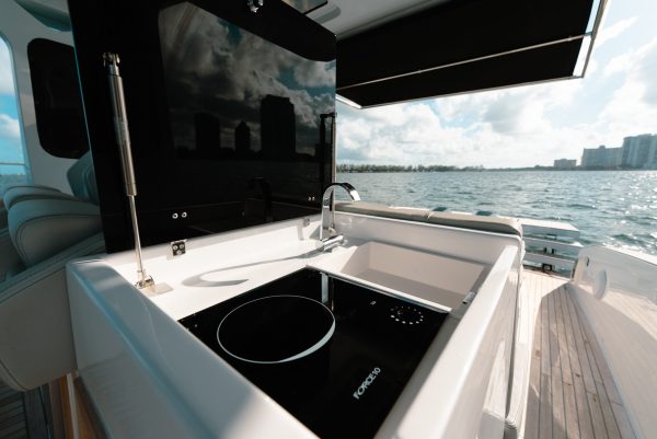 Tesoro 40 Outboard - Image 15